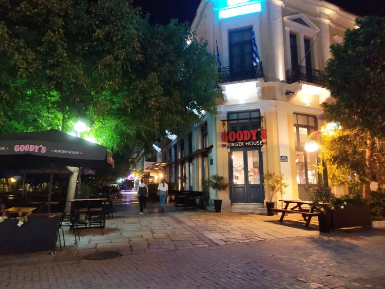 Στα Τρίκαλα των έκτακτων μέτρων οι νέοι… πάνε πλατεία φορώντας μάσκες (φωτό μεσάνυχτα του Σαββάτου)