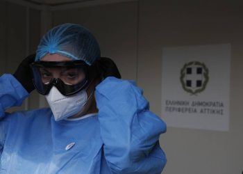 Kορονοϊός – Νέα μελέτη: Όσοι φοράνε γυαλιά έχουν μικρότερη πιθανότητα να αρρωστήσουν από Covid-19