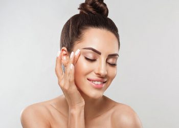 DIY ενυδατική κρέμα με δύο υλικά – Δείτε πώς θα τη φτιάξετε (vid)