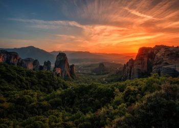 Το υπέροχο “μυστηριακό” ηλιοβασίλεμα των Μετεώρων… μία μοναδική εμπειρία