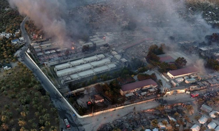 Εικόνες καταστροφής στη Μόρια: Στο δρόμο 13.000 μετανάστες – Άφαντοι οι 35 με κορονοϊό
