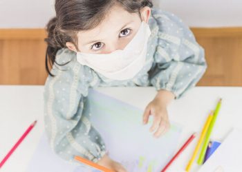 Πρώτη φορά στον παιδικό σταθμό με κορονοϊό: Οδηγός επιβίωσης για νέες μαμάδες