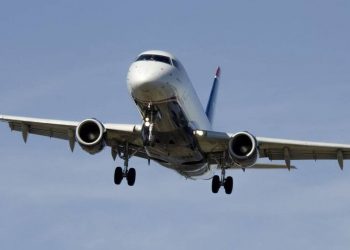 Χαμός σε αεροπλάνο: Επιβάτης δάγκωσε το αυτί συνεπιβάτη του