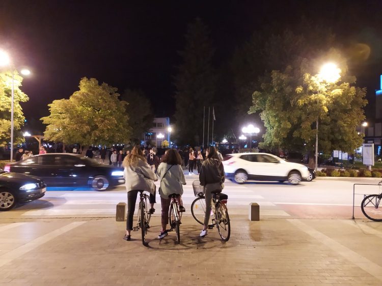 Στα Τρίκαλα των έκτακτων μέτρων οι νέοι… πάνε πλατεία φορώντας μάσκες (φωτό μεσάνυχτα του Σαββάτου)