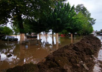 Η κακοκαιρία έπληξε τα Μεγάλα Καλύβια-Δύσκολη νύχτα(φωτό)