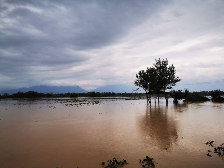 Η κακοκαιρία έπληξε τα Μεγάλα Καλύβια-Δύσκολη νύχτα(φωτό)