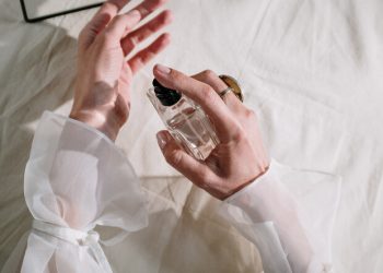 7 tips για να διαρκεί όλη την ημέρα το άρωμά σου