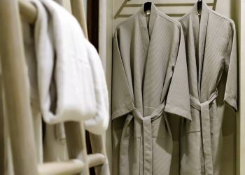 Σάλος με γυμνές… καθαρίστριες: Κάνουν χρυσές δουλειές λόγω κορονοϊού