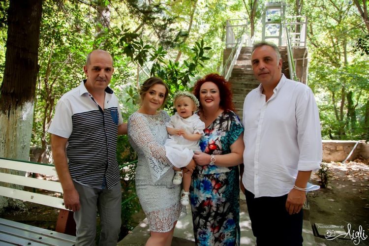 Η υπέροχη βάφτιση της Βίβιαν με φόντο ένα ειδυλλιακό κι επιβλητικό τοπίο