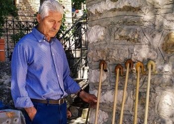 Ενας πολύ ξεχωριστος παράδοσιακος ξυλογλύπτης και σκαλιστής από το Χαλίκι Ασπροποτάμου