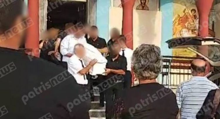 Σπαρακτικό το τελευταίο “αντίο” στο 16 μηνών βρέφος που χάθηκε στην Πατρών Πύργου – Χωρίς τους γονείς του η κηδεία