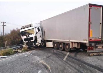 Δίπλωσε νταλίκα στον περιφερειακό Τρικαλων-Λαρίσης στο ύψος του Ζάρκου
