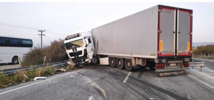 Δίπλωσε νταλίκα στον περιφερειακό Τρικαλων-Λαρίσης στο ύψος του Ζάρκου
