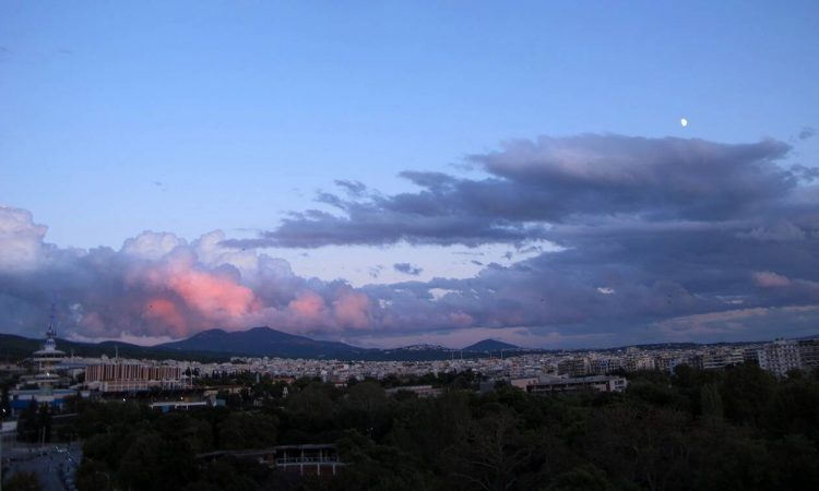 Καιρός σήμερα: Συννεφιά, βροχές και πτώση της θερμοκρασίας – Πού θα σημειωθούν καταιγίδες