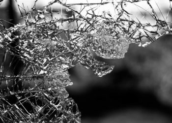 Το απόλυτο κόλπο για να μαζέψετε τα σπασμένα γυαλιά από το πάτωμα (video)