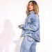 Βρήκαμε πώς θα αντιγράψεις το girly χτένισμα της Hailey Bieber