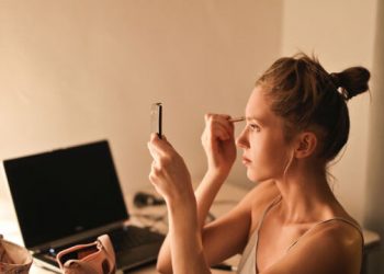 Αυτά τα λάθη κάνεις όταν βάφεις τα μάτια σου και δείχνεις μεγαλύτερη