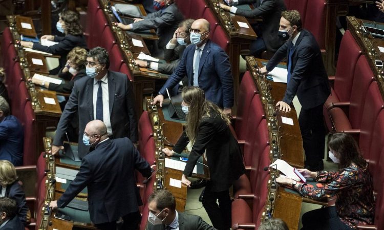 Πολιτικοί και πανδημία: Τα πρόσωπα που μολύνθηκαν από τον κορονοϊό