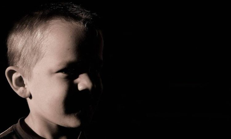Θεσσαλονίκη: Βασάνιζαν 5χρονο αγοράκι – Έσβηναν τσιγάρα πάνω του!