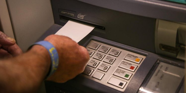 Σε 6 μέρες τα αναδρομικά των συντάξεων – Πώς θα γίνουν οι πληρωμές [οι πίνακες με τα ποσά]