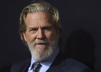 Πασίγνωστος ηθοποιός δίνει μάχη με τον καρκίνο