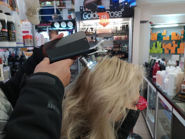 Λιπαρότητα, ξηροδερμία… Αναλύστε με κάμερα το τριχωτό της κεφαλής και τα μαλλιά κι εντοπίστε το πρόβλημα