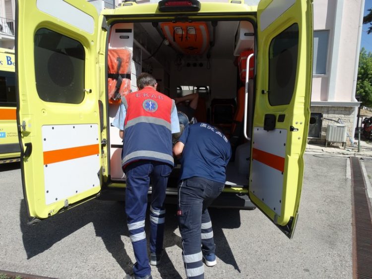 ΙΧ έπεσε σε κολώνα στο Μύλο Τσαγκάδα-Τραυματίες οι 2 από τους 4 επιβαίνοντες