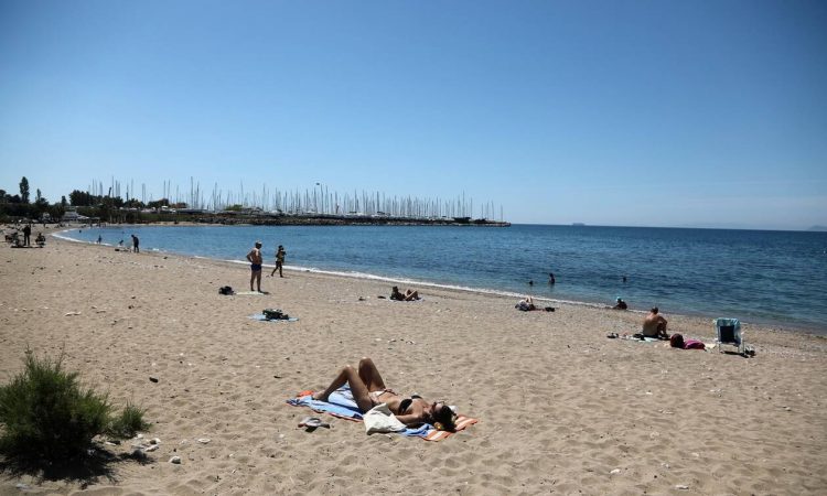 Καιρός σήμερα: Σαν καλοκαίρι… Με σκόνη και ζέστη η Δευτέρα