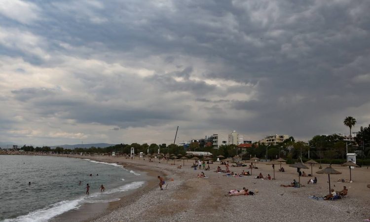 Καιρός σήμερα: Πάνω από τους 30 βαθμούς η θερμοκρασία – Καταιγίδες σε αρκετές περιοχές