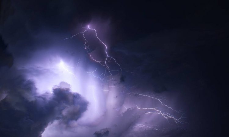 Καιρός: Ισχυρές καταιγίδες, άνεμοι και πτώση της θερμοκρασίας – Πού θα είναι έντονα τα φαινόμενα