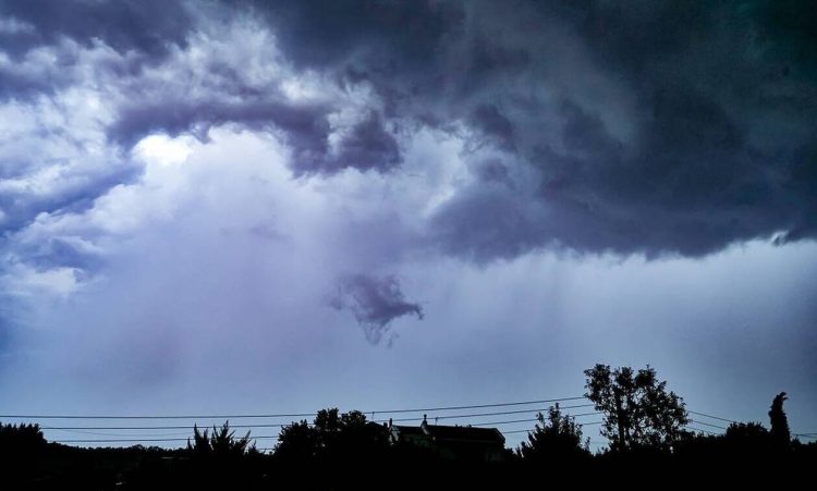 Άστατος σήμερα ο καιρός – Πού θα βρέξει τη Δευτέρα (χάρτες)