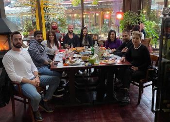 Στον “Καλαμαρά” οι παρέες απολαμβάνουν τη ζεστή ατμόσφαιρα και το καλό φαγητό