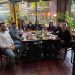 Στον “Καλαμαρά” οι παρέες απολαμβάνουν τη ζεστή ατμόσφαιρα και το καλό φαγητό