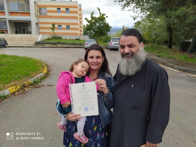 Οι γυναίκες όλα τα πετυχαίνουν… Τρικαλινή πρεσβυτέρα, μητέρα 4 παιδιών, παίρνει τα μεταπτυχιακά το ένα μετά το άλλο