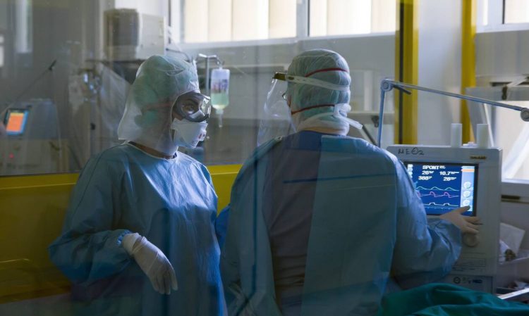 Κορονοϊός: Κατέληξαν δύο ηλικιωμένοι – 412 οι νεκροί στην Ελλάδα