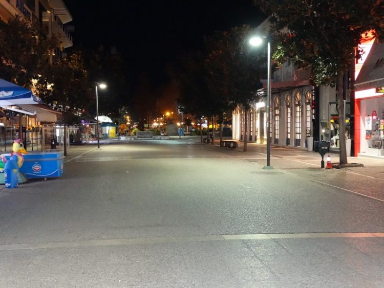 Απαγόρευση κυκλοφορίας και χρήση μάσκας παντού τα νέα μέτρα για τα Τρίκαλα
