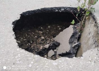 Τεράστια λακκούβα “παγίδα” για τα διερχόμενα οχήματα στο δρόμο από Μ. Καλύβια για Μαγούλα
