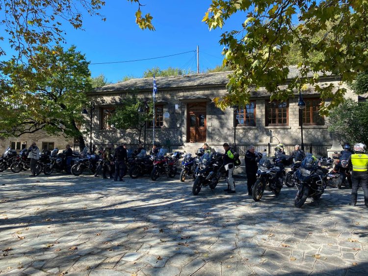 “Κατάληψη” από μηχανές στην πλατεία του Μυρόφυλλου