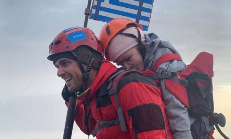 Πάτησε την κορυφή του Ολύμπου έχοντας στην πλάτη του 22χρονη φοιτήτρια με κινητικά προβλήματα