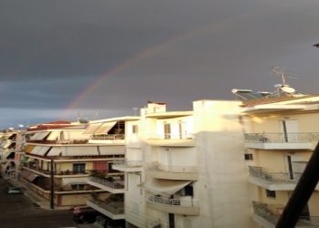 Το ουράνιο τόξο “στεφάνωσε” τον Τρικαλινό ουρανό κι έδωσε χρώμα στη γκρίζα καθημερινότητά μας