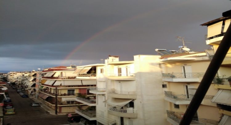 Το ουράνιο τόξο “στεφάνωσε” τον Τρικαλινό ουρανό κι έδωσε χρώμα στη γκρίζα καθημερινότητά μας