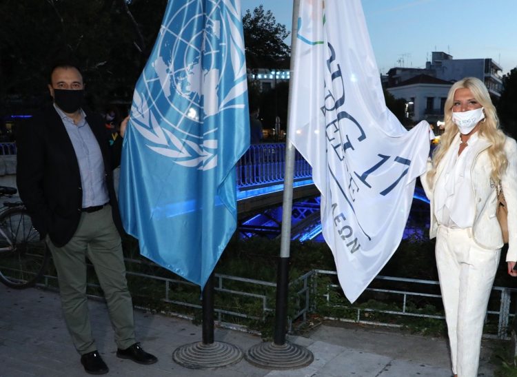 Με το μπλε χρώμα των Ηνωμένων Εθνών φωταγωγήθηκε η Γέφυρα του Δήμου Τρικκαίων από την Μαρίνα Πατούλη και τον Δημήτρη Παπαστεργίου