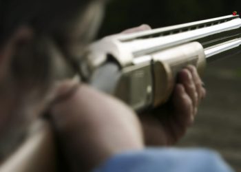 Λαρισαίος απείλησε την γυναίκα του και τον φίλο της με το δίκαννο – Πυροβόλησε στον αέρα και κλειδώθηκε σπίτι του