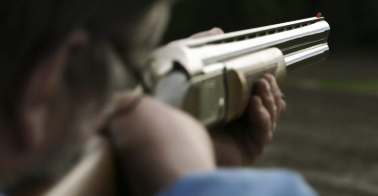 Λαρισαίος απείλησε την γυναίκα του και τον φίλο της με το δίκαννο – Πυροβόλησε στον αέρα και κλειδώθηκε σπίτι του