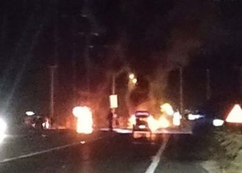 Ρομά απέκλεισαν την εθνική οδό στο ύψος του Τυρνάβου διαμαρτυρόμενη για τη δολοφονία του 18χρονου (φωτό)