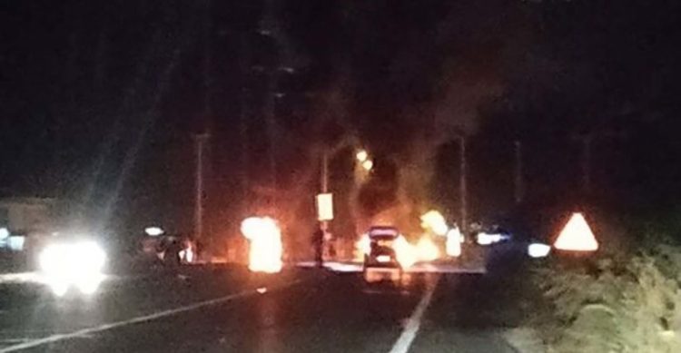 Ρομά απέκλεισαν την εθνική οδό στο ύψος του Τυρνάβου διαμαρτυρόμενη για τη δολοφονία του 18χρονου (φωτό)