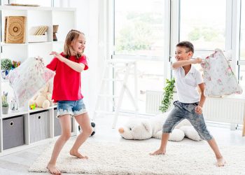 Πέντε τρόποι να αποσπάτε την προσοχή των παιδιών σας για να μη μαλώνουν
