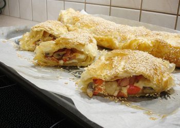 Λουκανικόπιτα με μανιτάρια πιπεριά Φλωρίνης και Τρικαλινό Καπνιστό