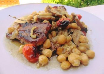 Ρεβίθια με μανιτάρια και χοιρινή πανσέτα στο φούρνο