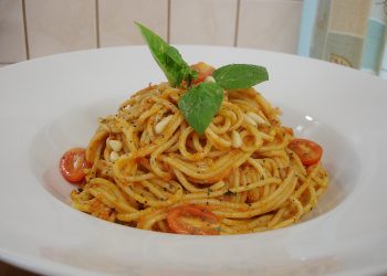 Spaghetti με Pesto λιαστής ντομάτας, βασιλικό και κόκκινη πιπεριά